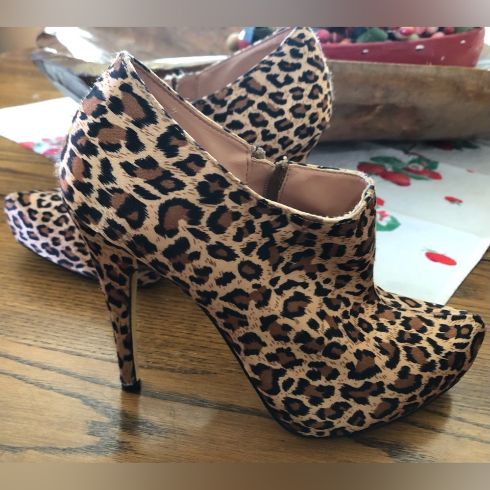 FREDERICK'S OF HOLLYWOOD Leopard Print Shoes Heels  Size 8
